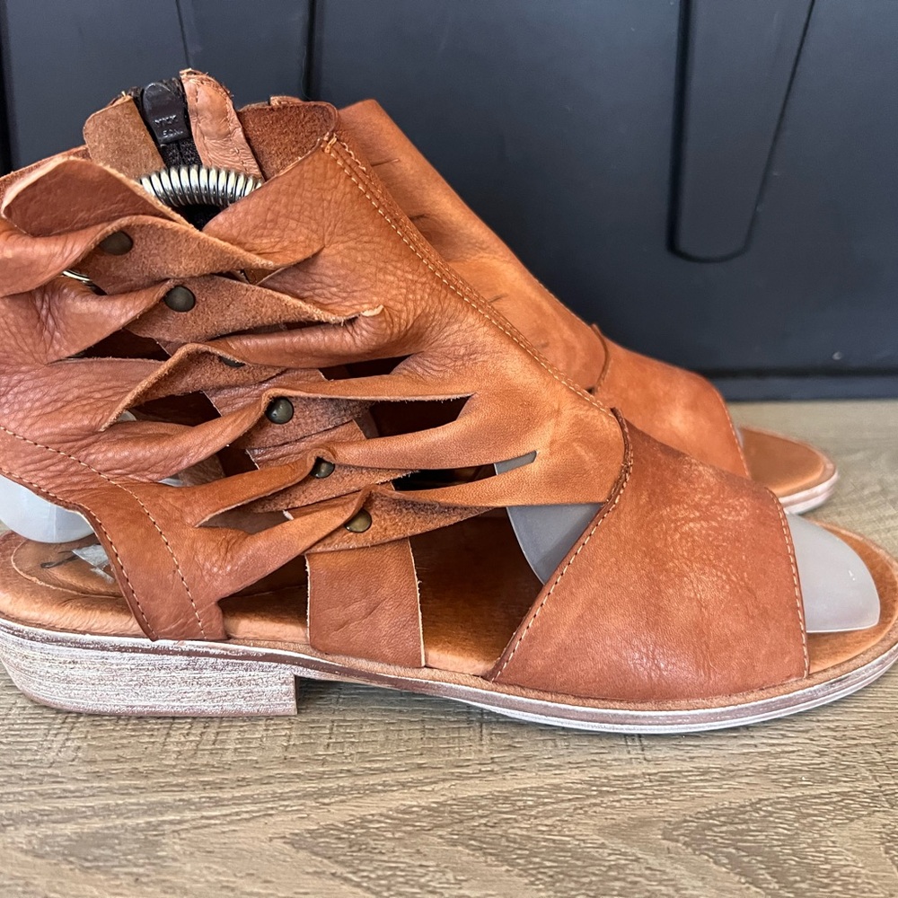 Free people Women's Tan Leather Cutout Sandals with Back Zip